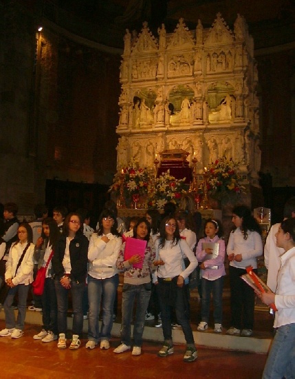 Ragazzi del Coro Adeodato in san Pietro in Ciel d'Oro davanti all'Arca di sant'Agostino