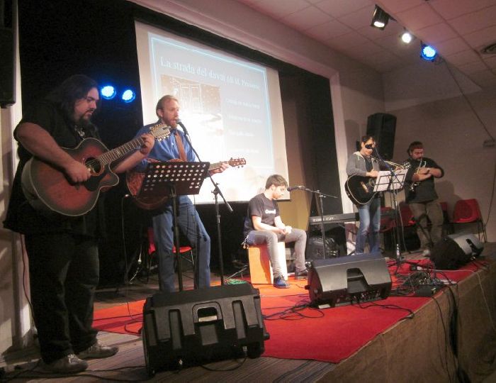 Alex Cambise, con Gianluca Alzati e Massimo Priviero sul palco durante la presentazione