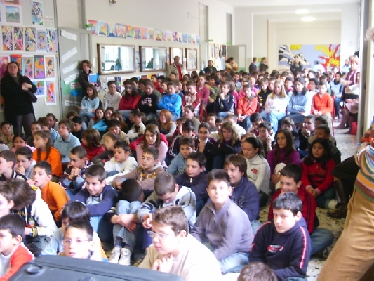 I ragazzi delle scuole medie di Cassago ascoltano la presentazione del libro del prof. Alzati  