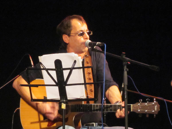 Massimo Priviero durante una fase del concerto