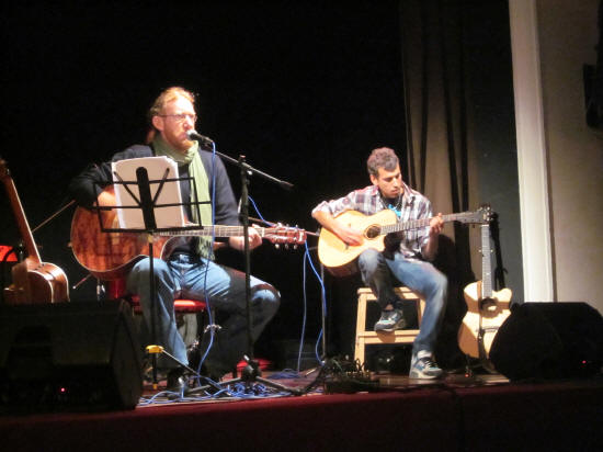 Gianluca Alzati e la acoustic band durante una fase del Concerto