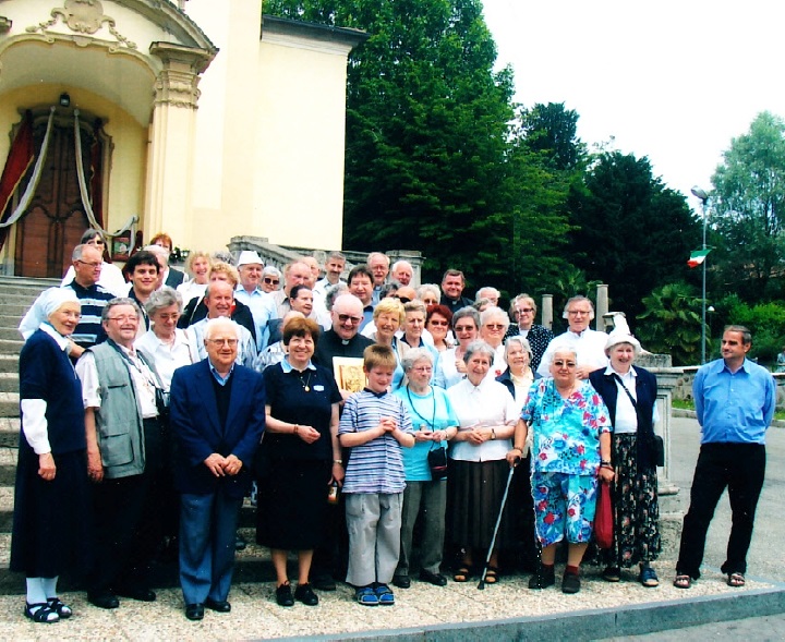 I pellegrini tedeschi in visita a Cassago sulla scalinata della chiesa parrocchiale