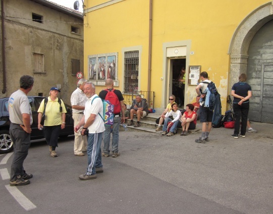 I pellegrini si riposano davanti alla sede della Associazione S. Agostino