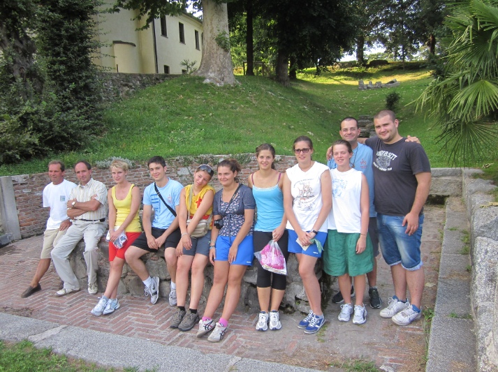 I ragazzi di Spinea nel parco storico-archeologico S. Agostino davanti alla fontana del santo