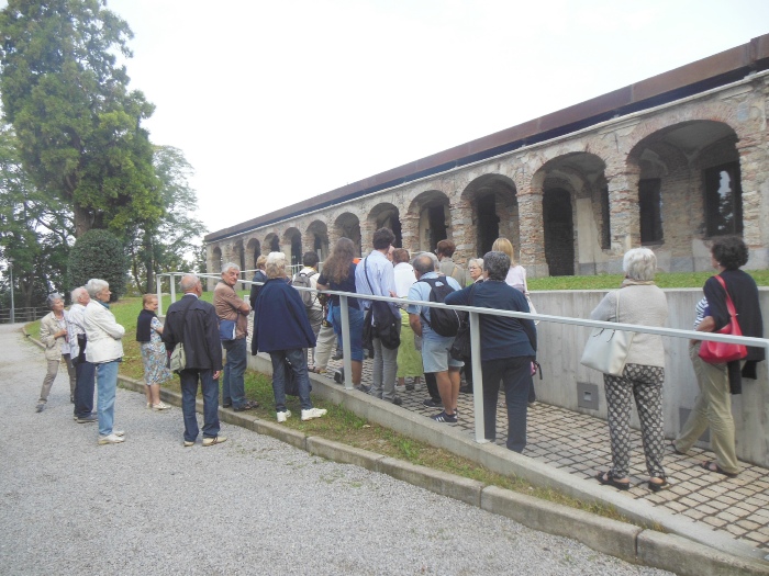 Il gruppo di pellegrini da La Spezia si avvia a visitare la Sala del Pellegrino
