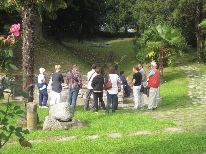 Un primo gruppo di visitatori presso la Fontana di sant'Agostino