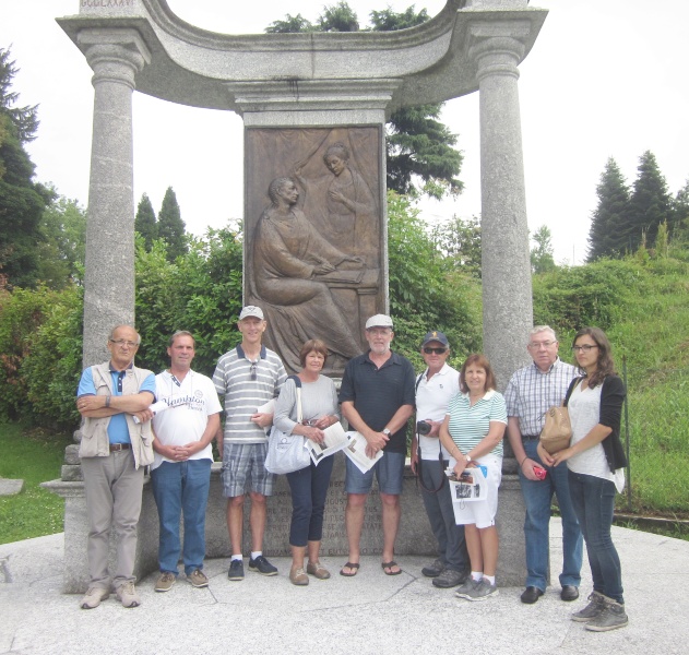 I pellegrini australiani guidati da padre Pietro Wieneke OSA in visita nel parco storico-archeologico S. Agostino