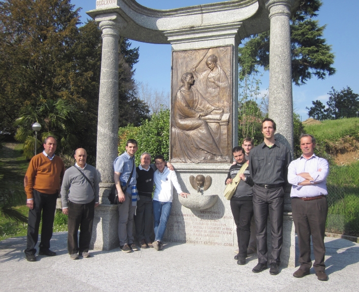 Il gruppo di novizi agostiniani guidato da P. Luis Belver Ramos e P. Peter Paul Cachia<