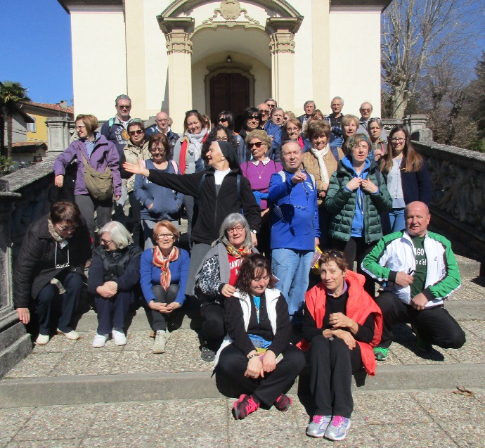 Il gruppo di pellegrini da Arosio in posa sulla scalinata della chiesa