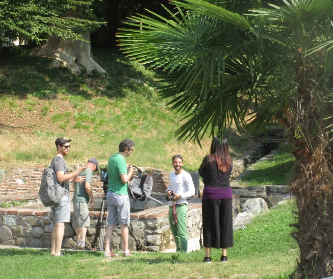 Parte della Troupe cinematografica al lavoro presso la fontana sant'Agostino