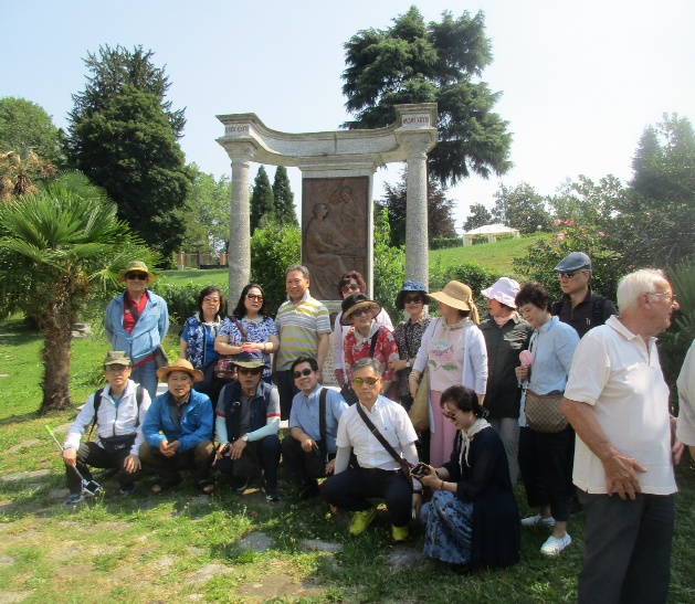 Il gruppo di coreani in posa davanti al Monumento di sant'Agostino