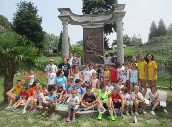 Una squadra di ragazzi dell'Oratorio feriale in visita il 14 giugno