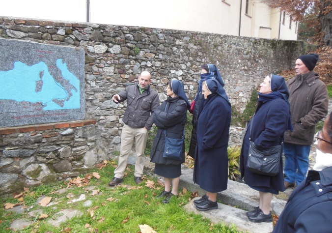 Una parte del gruppo di suore in visita il 10 dicembre ascolta le spiegazioni