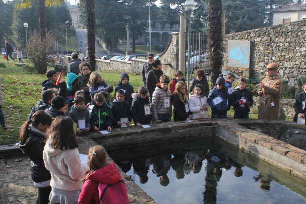 Un gruppo di ragazzi davanti alla Fontana di sant'Agostino