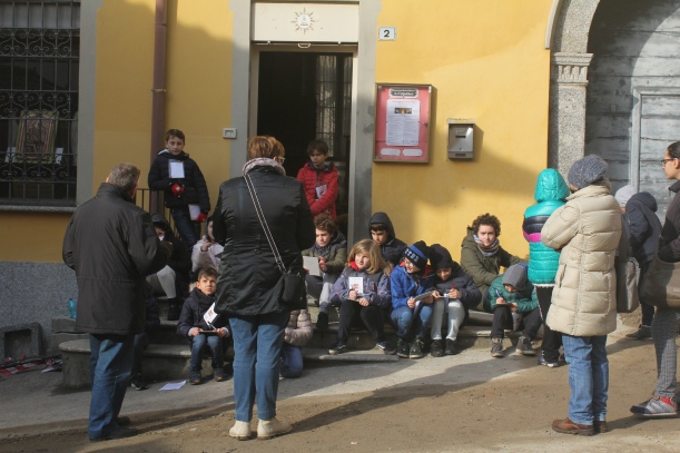 Davanti al Tritico agostiniano i ragazzi ascoltano la storia di Adeodato