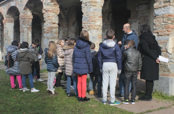 Un gruppo di ragazzi davanti ai Portici ascolta la vita di Agostino