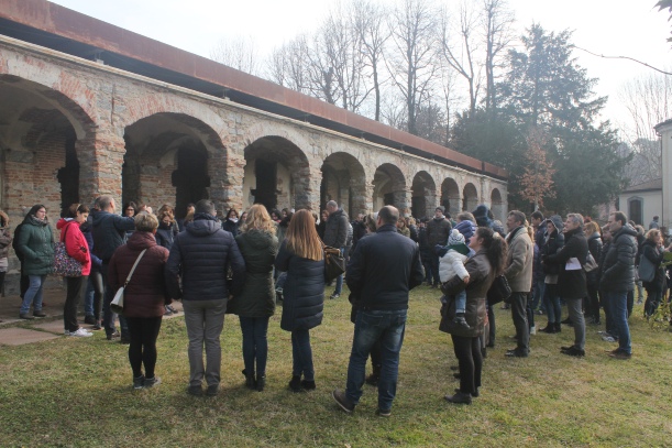 I genitori dei ragazzi ascoltano la narrazione della vita di sant'Agostino