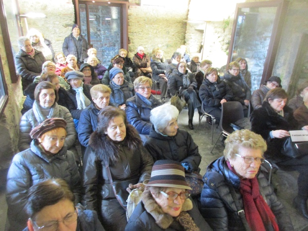 Il folto gruppo di donne di Seregno nella sala del Pellegrino