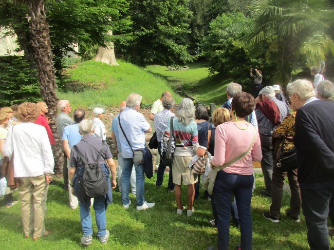 I pellegrini davanti alla Fontana di sant'Agostino seguono le spiegazioni