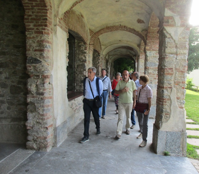 In visita ai Ruderi del palazzo Pirovano-Visconti percorrendo il colonnato seicentesco