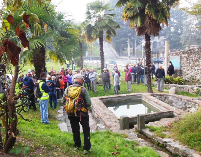 Un gruppo di partecipanti alla tappa in visita al parco S. Agostino ascoltano le spiegazioni delle guide