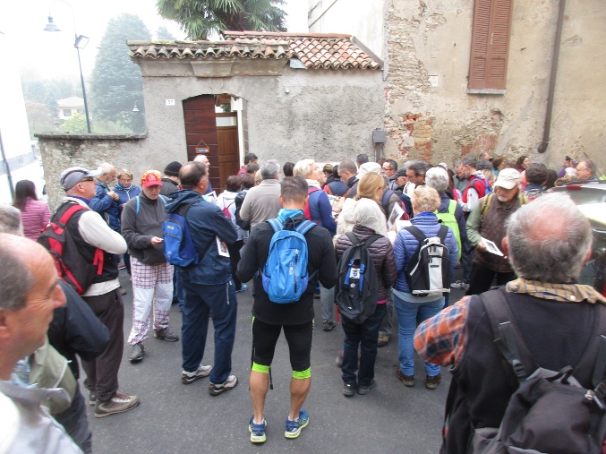 Un gruppo di partecipanti alla tappa davanti alla Sede della Associazione S. Agostino