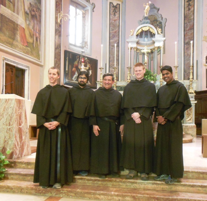 I Professi agostiniani USA davanti all'altare maggiore nella chiesa parrocchiale di Casasgo