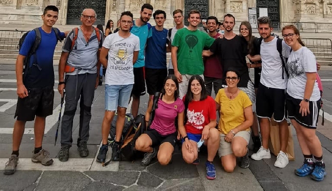 I pellegrini veronesi in posa davanti al Duomo di Milano