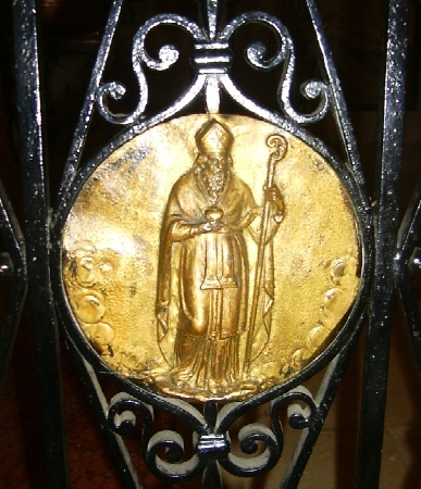  Medaglione di sant'Agostino nel cancelletto del battistero della chiesa parrocchiale di Cassago 