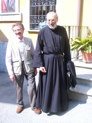 Padre Giancarlo Ceriotti e Vittorio Cristinelli davanti alla sede della Associazione S. Agostino 