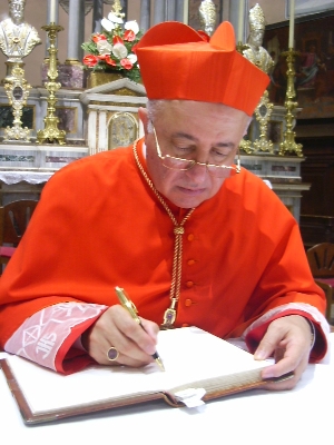 Il cardinale Dionigi Tettamanzi firma il libro degli ospiti