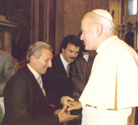 Il presidente Ernesto Cattaneo con il papa Giovanni Paolo II in San Pietro in Vaticano accompagnato dal Sindaco Luciano Fumagalli nel novembre 1986 