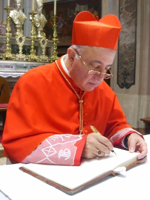  Il card. Dionigi Tettamanzi all'altare della chiesa parrocchiale di Cassago 