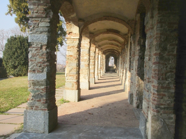 Il porticato del Palazzo Pirovano-Visconti