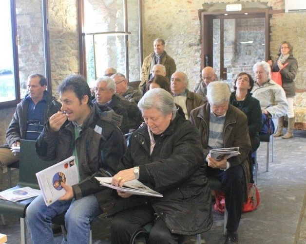 Pubblico presente in sala alla Conferenza stampa nella Sala del Pellegrino a Cassago Brianza