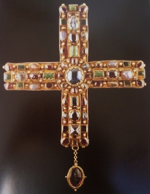 Croce di Berengario in oro del X secolo al Museo del Duomo di Monza