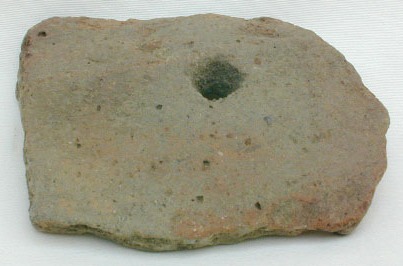 Frammento graffito di vaso ad impasto argilloso grossolano proveniente dalla località
Pieguzza a Cassago