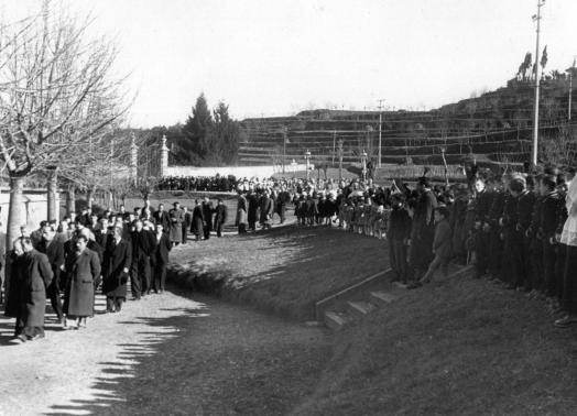Il colle del Baciolago terrazzato a vigneti nel 1948 fa da sfondo al funerale di don Enrico Colnaghi