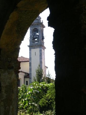 Immagine del campanile della chiesa di Cassago