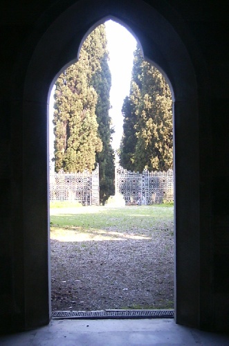 Il viale alberato visto dalla cripta del Sepolcreto Visconti di Modrone a Tremoncino