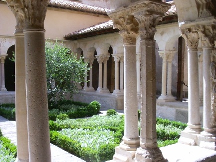 Chiostro di St. Sauveur ad Aix-en-Provence con colonne binarie risalente al XII secolo