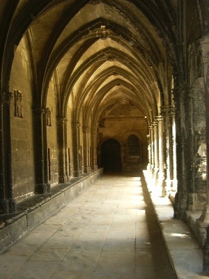 Galleria sud del chiostro di St. Trophime con arcate ogivali gotiche del XIII-XIV secolo 