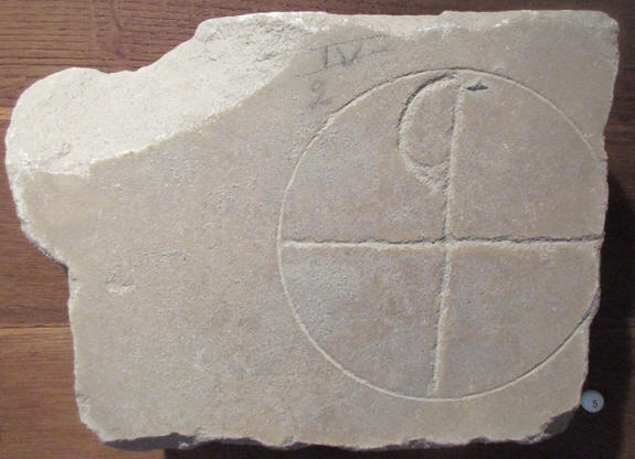 La lapide con il simbolo del Chi Ro su una tomba al Museo Paleocristiano di Aquileia