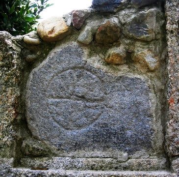 Simbolo cristiano della croce nel parco storico-archeologico di Cassago