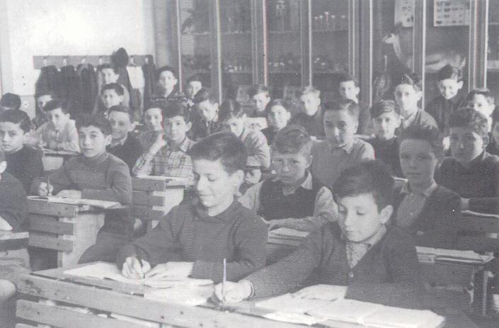 Ragazzi a scuola nell'Istituto nel 1949