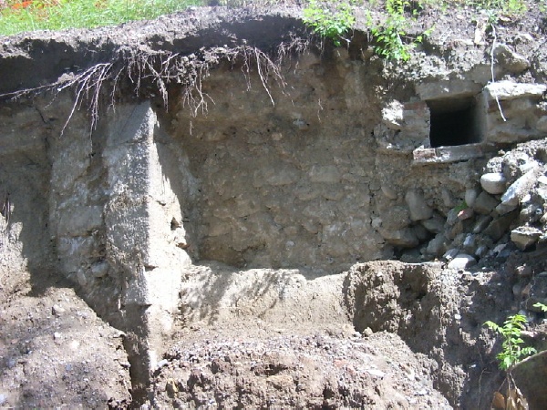 Mura di contenimento del castro medioevale di Cassago con lo sfiatatoio quadro della cisterna