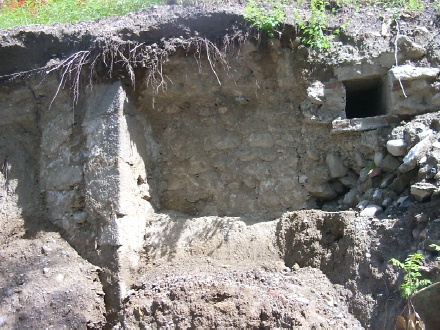 Mura e canale di sfogo di una cisterna nell'area del castro messi in evidenza fra luglio e agosto 2007