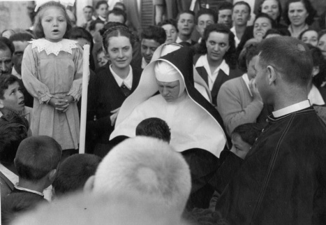 Suor Olga accoglie il nuovo parroco don Giovanni Motta nel 1948 