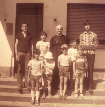Il parroco don Tarcisio Binda con alcuni ragazzi (1975)