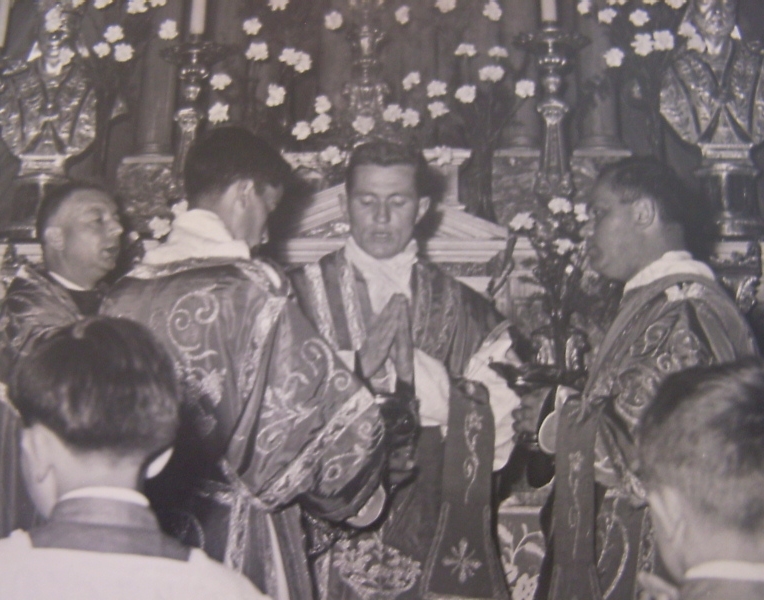 don Ambrogio Giussani celebra la sua prima S. Messa nella chiesa parrocchiale di Cassago